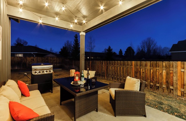 Bend’s Artful Adventure – Picturesque 4 BDR Minutes to Downtown, Skiing