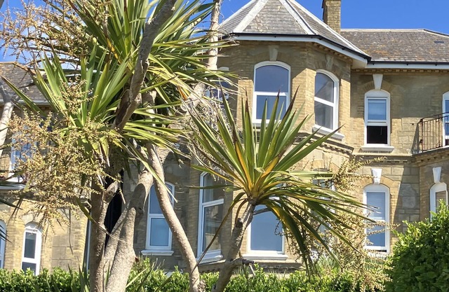 Bermuda House with parking, good sea view and minutes from beach and shops