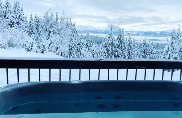 Best 4-Bedroom Family-Friendly Ski-In/Ski-Out With Hot Tub on Big White
