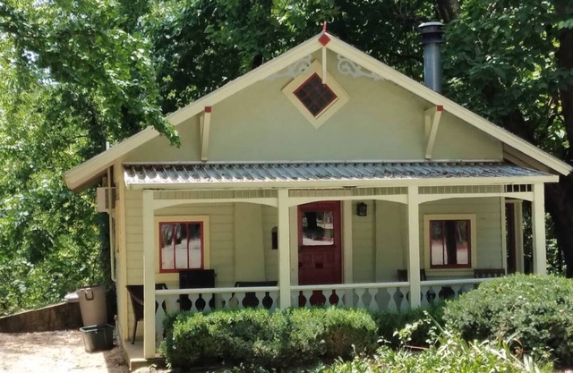 Best Location in Heart of Eureka Springs with a view - 2 BR Little Chateau