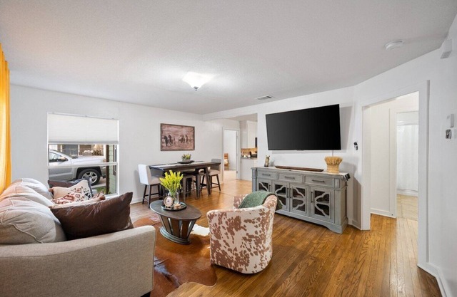 Best Location,Steps to Dickies Arena,Close to TCU!