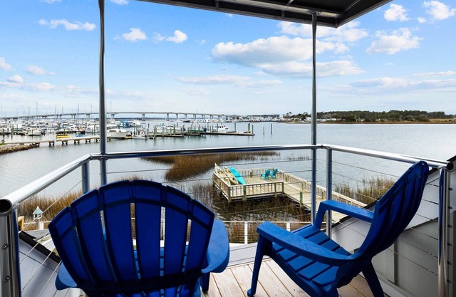 BEST of BEAUFORT- WATERFRONT BREATHTAKING VIEWS, DOCK, walk to historic downtown