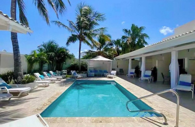 BEST Palm Beach Villa 26ppl 10 Private Suites & Bathrooms 5 mins Beach Walk