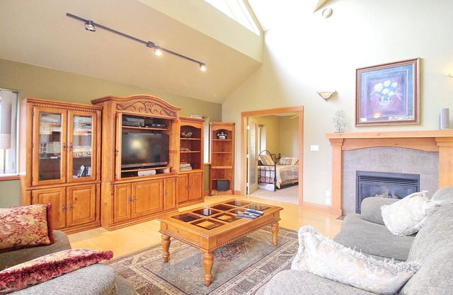 Best Ski-in/Ski-Out Luxury Chalet at Khmr - Hot Tub, Heated Floors, game table