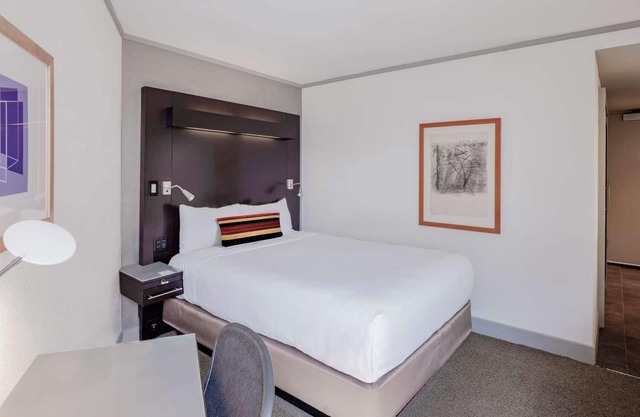Best Value, Quality Stay! w/Pool, Near Museum of Science, Boston!