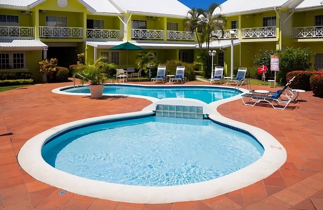 Better Choice for your Vacation! 4 Comfortable Units w/Kitchen, Outdoor Pool!