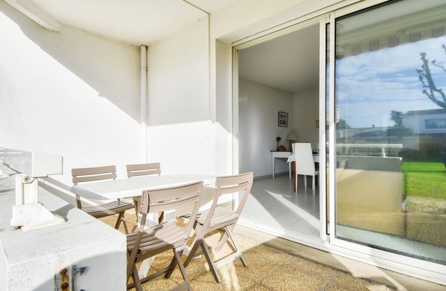 Between beach and port: Apartment for 4