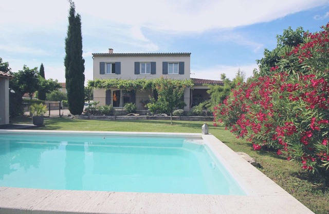 Between Avignon and St-Rémy-de-Pce, air-conditioned villa, fenced pool, dog allowed (1).