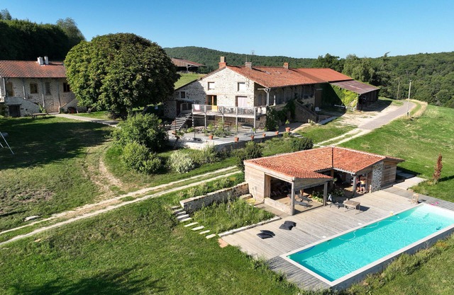 Between vineyards and forest, secluded estate with swimming pool and magnificent view