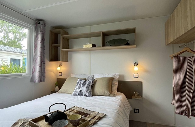 BETWEEN POND AND OCEAN: pretty heated and fully equipped mobile home