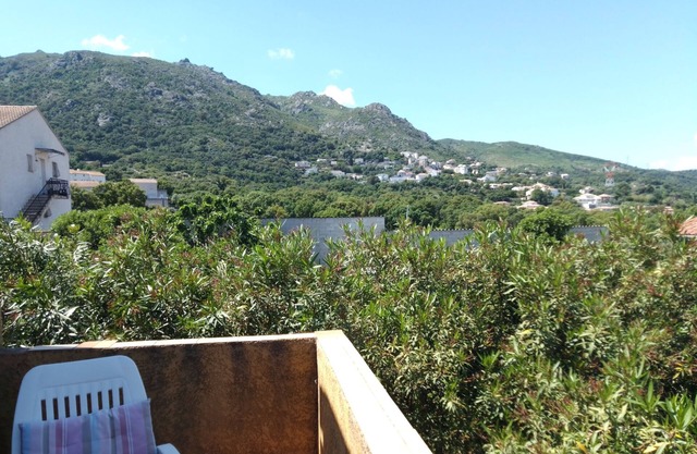 Between sea and mountains, a house bathed in sunshine, for an ideal stay.