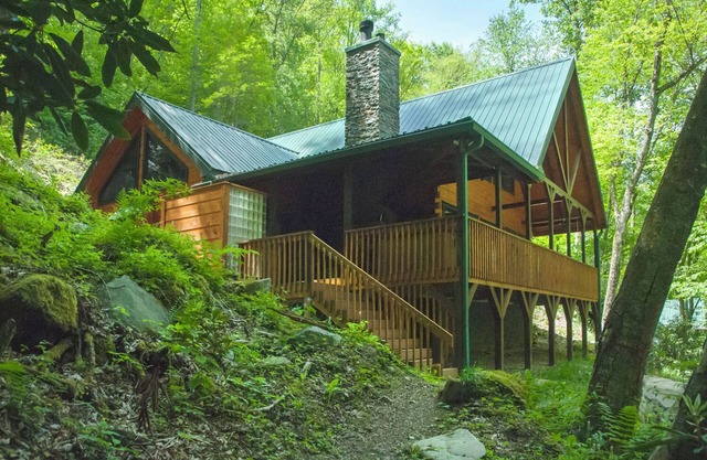 Between the Falls-Pet Friendly, Private Deck on Waterfall, Luxury Log Cabin Rental on Creek, 3 Fireplaces, Hot Tub & Outdoor Shower -in Western NC.
