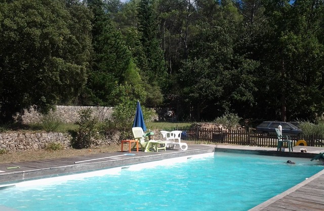 Between vineyards and forests in a 15000m2 park.