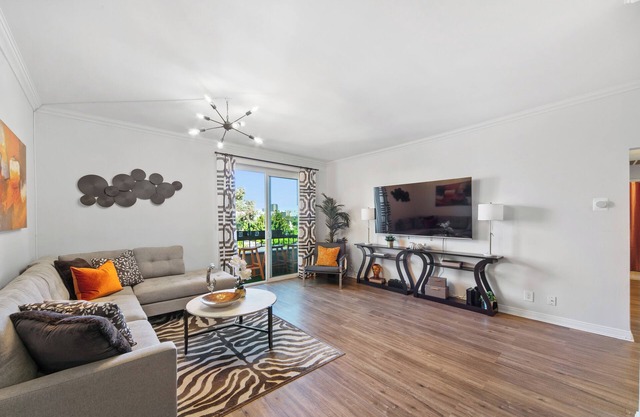 Beverly Hills Haven 2 BR Apt + Murphy Bed, Parking