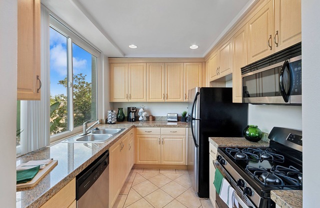 Beverly Hills Oasis 2 BR Apt, Parking, Pool Access