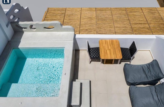 BH585 - C - Suite Santorini