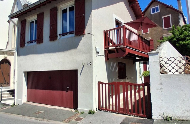 BIARRITZ LES HALLES, city center apartment. 4 pers 200 m BEACH, garage terrace