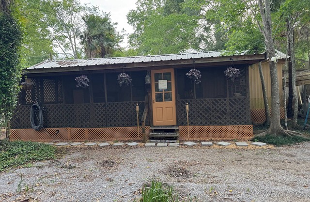 Bienvenue! Enchanting family-friendly cottage with AC in Breaux Bridge