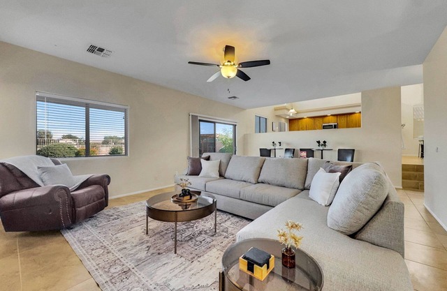 Big and Bold Living! Sleeps 10. Putting Green. Family Fun!