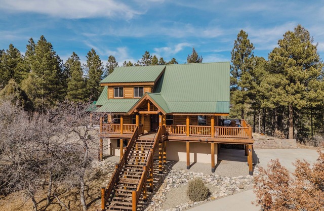 Big, Beautiful Log Home with Mountain Views + Hot Tub!