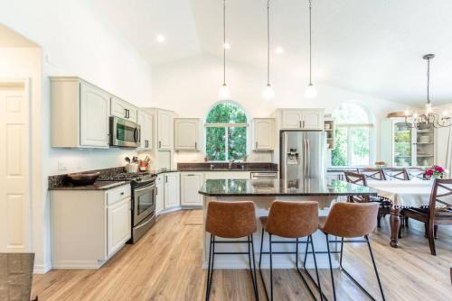 Big Family Getaway- Theater Room- BBQ- Play Room- Fire Pit