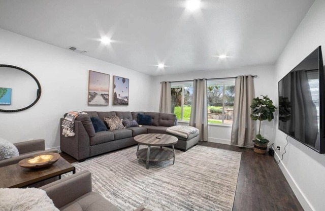 BIG Family Home - King Beds - Pool
