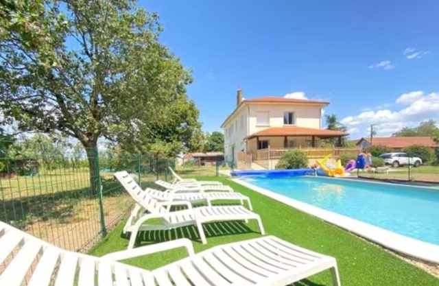 Big house with swimming pool and A/C, quiet and peaceful area