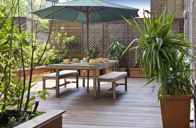Big Hyde Park flat with outside space