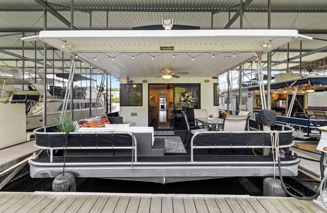 Big Orange Jr. houseboat @ Vol Landing nWalk to stadiumnFree parkingnBoat 2 of 2