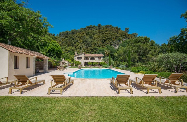 Big pool, noiseless AIRCON in quality bedrooms, speedy WIFI, pizza oven & more!