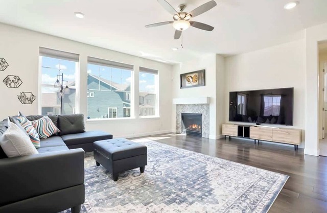 Big Spacious Luxury Retreat Near Boulder & Denver