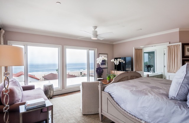BIG VIEWS,ELEGANT,STEPS TO SAND AND TOWN