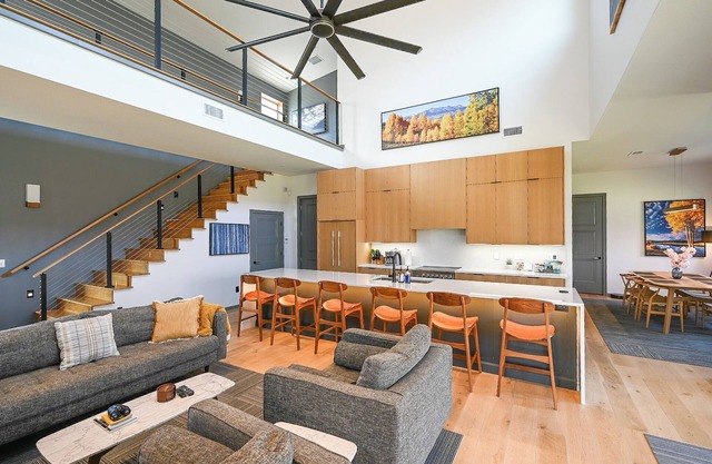 Bike House 1 - Hot Tub and Sauna - Downtown - Direct Access to MTB Trail