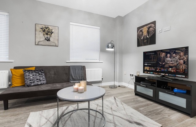 BIRMINGHAM !2 Bed Modern Apartment! FREE private parking Netflix