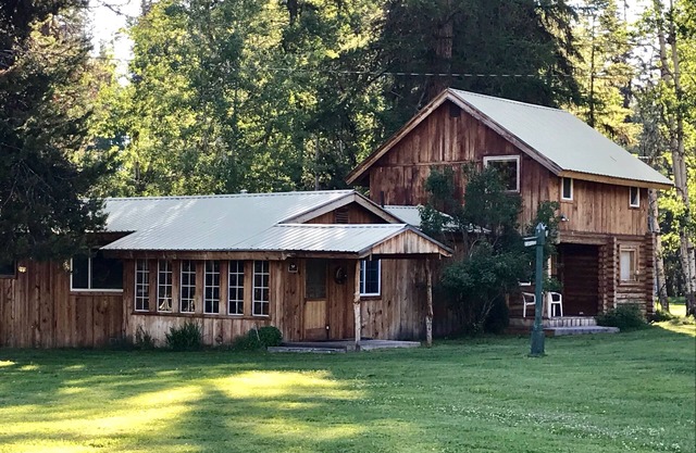 Bitterroot @ Seven Timbers-Log cabin in beautiful setting with lake access.