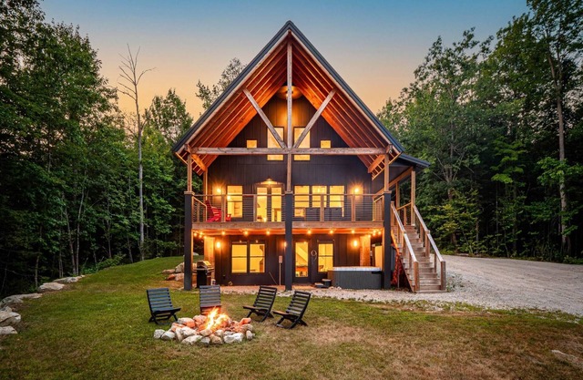 Black Bear Chalet – Hot Tub, Fire Pit, Mtn Views, Game Room