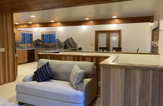 Black Butte Style & Comfort Close to Glaze Meadow Rec Center-4 bedrooms + loft