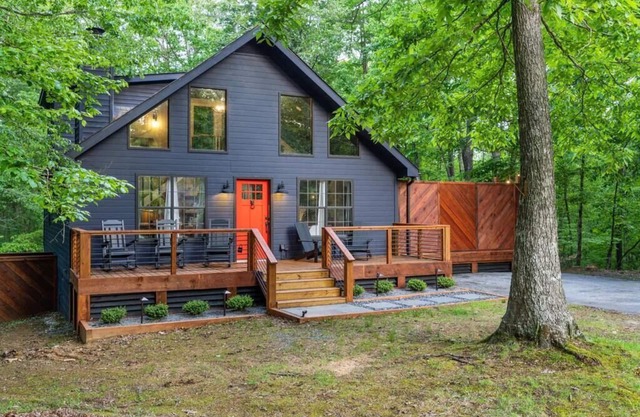 Black Lodge - Mountain Home w/Hot Tub & Fire Pit