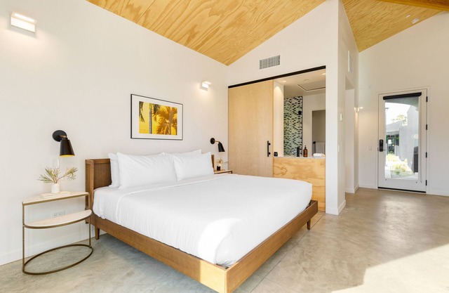 Blackhaus A5 by AvantStay | ADA Modern Room + Pool