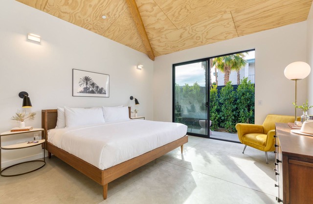 Blackhaus B6 by AvantStay | Modern Room + Pool