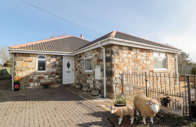 BLACKSMITHS COTTAGE, pet friendly, with a garden in Shilbottle