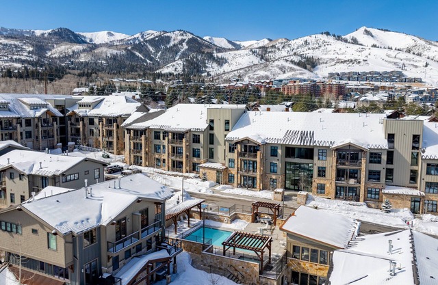 Blackstone Luxury Top Floor 2br, Walk to Skiing at Cabriolet, Shared Pool and Hot tub, Mountain View
