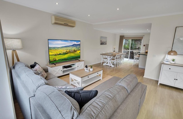 Bliss by the Bay - Located along the beautiful Metung foreshore walks