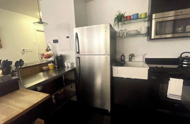 Bloomfield~ West Penn~ Elevator~Parking~King Bed