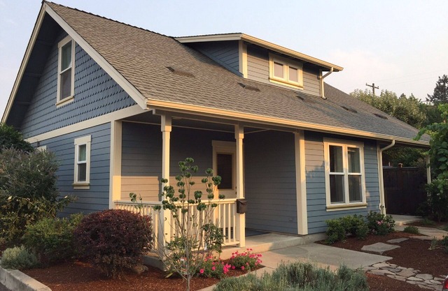 BLOSSOM VIEW COTTAGES: Luxurious 3 Bedroom + Den Near Theaters, Downtown
