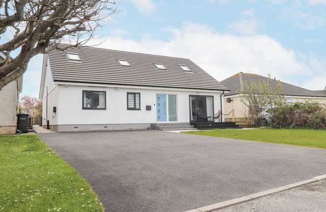 BLUE BAY VILLA, pet friendly, with hot tub in Trearddur Bay