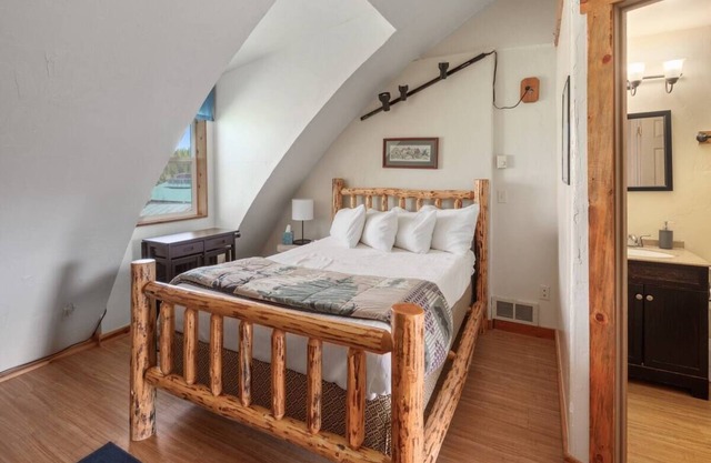 Blue Bird Studio! 6 miles to Glacier National Park