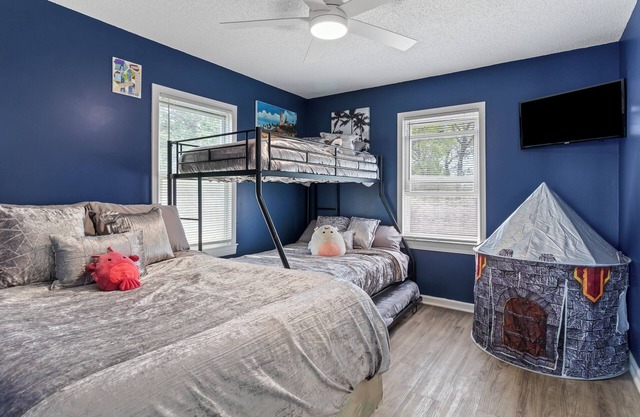 Blue Citadel: Royal Abode 2 Blocks From the Beach!