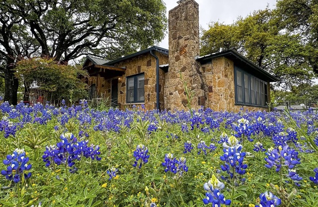 Blue Haus with hot tub, shuffleboard, EV charger - walk to town & wineries