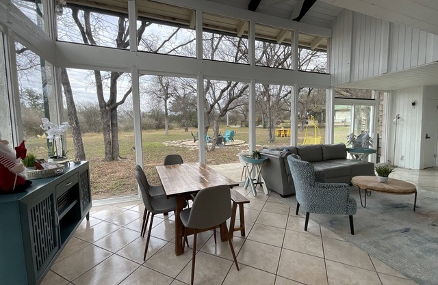 Blue House! 5min to Lake LBJ and HSB Resort
